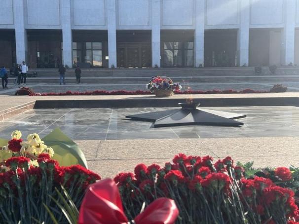 當(dāng)?shù)貢r間5月6日下午，莫斯科勝利廣場上的長明火兩旁放滿鮮花。