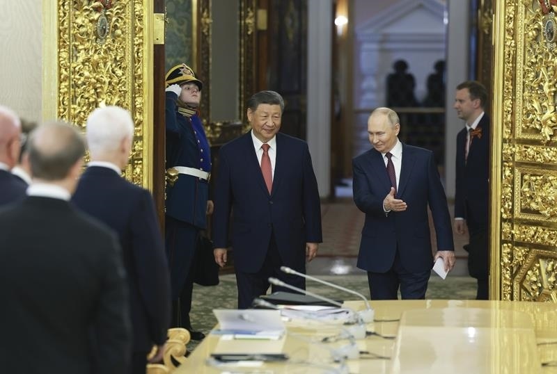 △當(dāng)?shù)貢r(shí)間5月8日，俄羅斯總統(tǒng)普京同習(xí)近平主席在莫斯科克里姆林宮舉行會(huì)談。這是兩國(guó)元首步入會(huì)場(chǎng)。