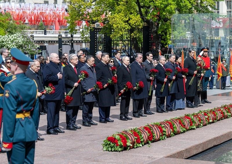 △當(dāng)?shù)貢r(shí)間5月9日，紀(jì)念蘇聯(lián)偉大衛(wèi)國(guó)戰(zhàn)爭(zhēng)勝利80周年慶典結(jié)束后，習(xí)近平主席同其他國(guó)家領(lǐng)導(dǎo)人一起從紅場(chǎng)來(lái)到亞歷山大花園，向無(wú)名烈士墓獻(xiàn)花，并肅立默哀。