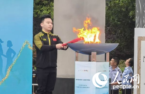 在活動(dòng)開幕式上，馮喆點(diǎn)燃火炬。人民網(wǎng)記者 楊磊攝