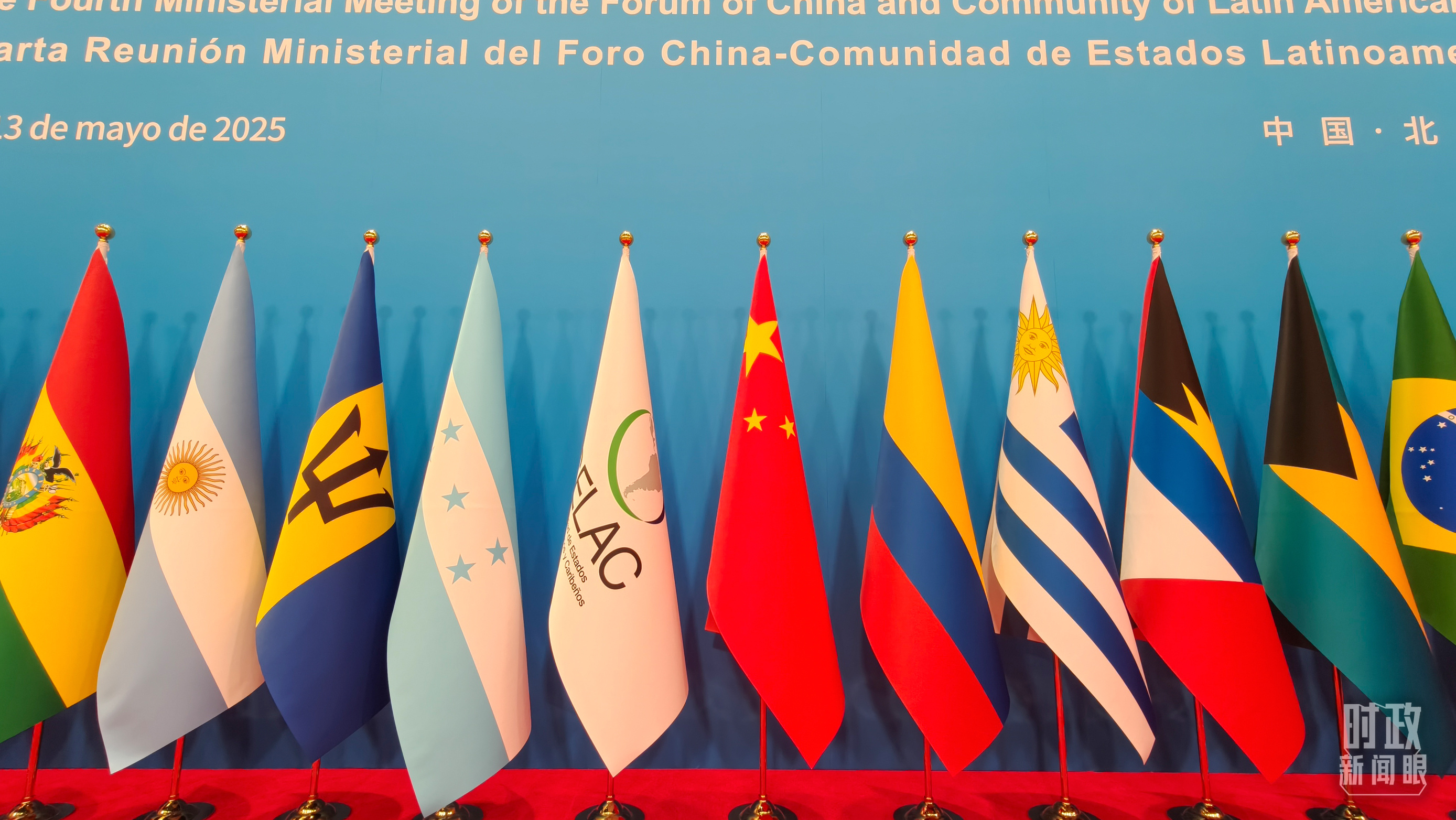 開幕式現(xiàn)場的旗陣。（總臺央視記者陸泓宇拍攝）