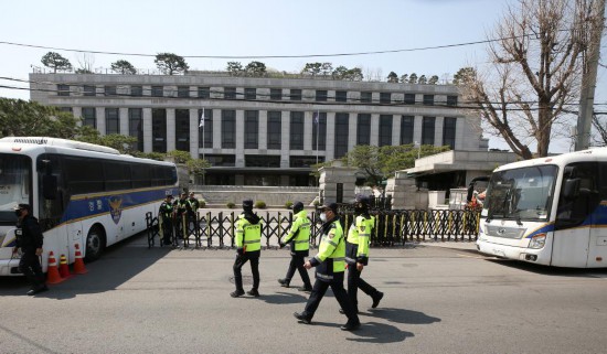 4月3日，在韓國首爾，警察在韓國憲法法院前執(zhí)勤。新華社記者姚琪琳攝