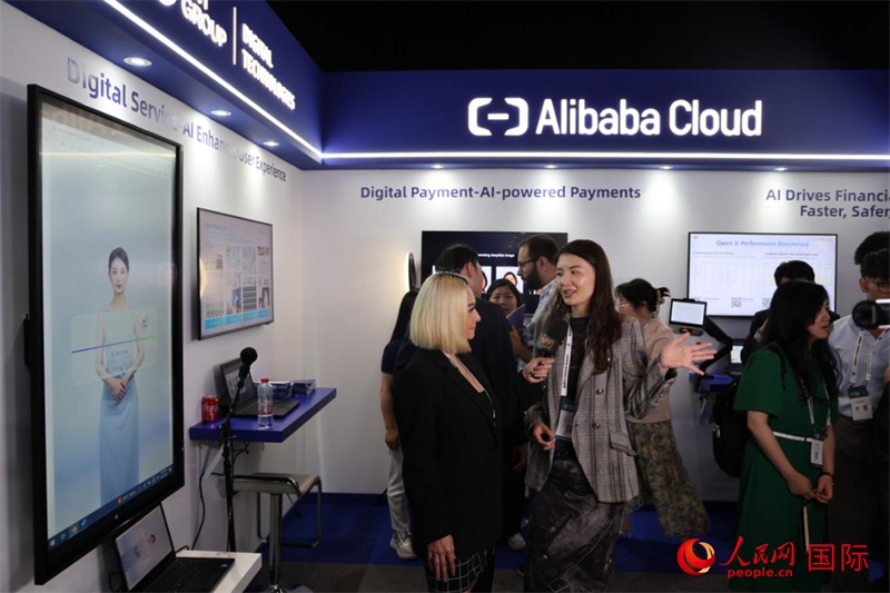 當?shù)孛襟w在2025迪拜金融科技峰會的一家中資企業(yè)展廳采訪，張志文攝