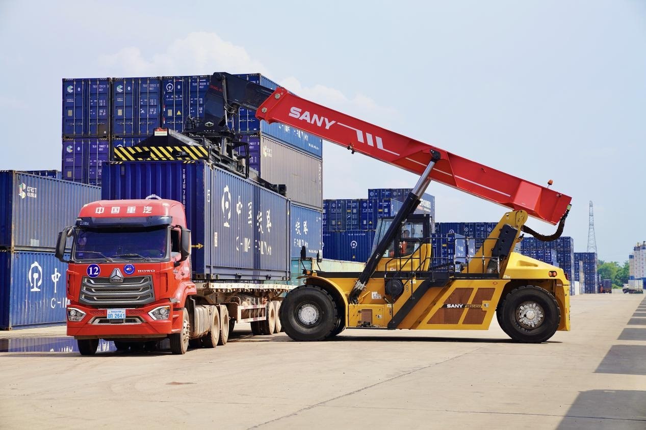 在中老鐵路萬象南鐵路貨運口岸站，起重機正在吊裝集裝箱。劉瑩嘉攝