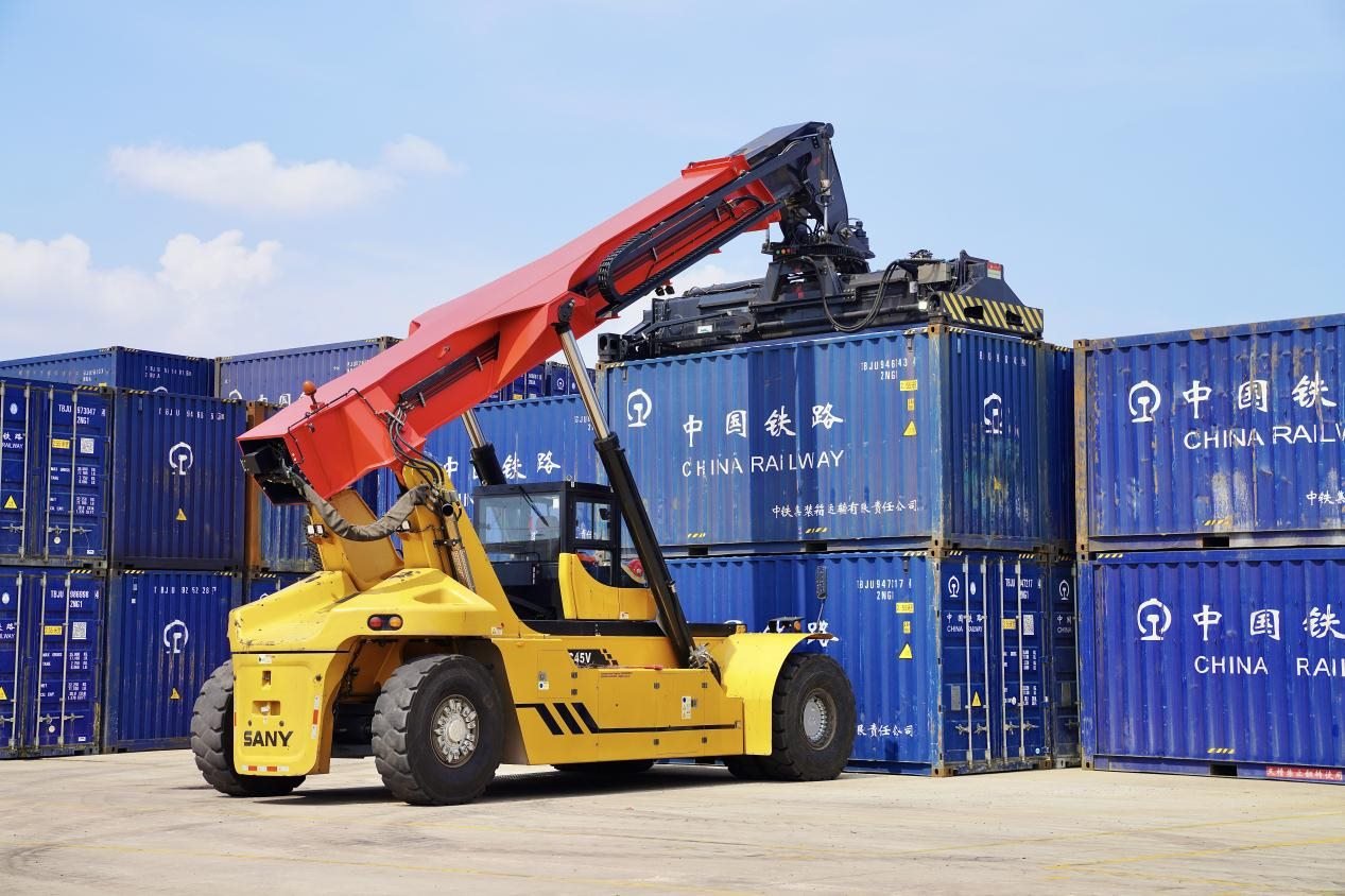 在中老鐵路萬象南鐵路貨運口岸站，起重機正在吊裝集裝箱。劉瑩嘉攝