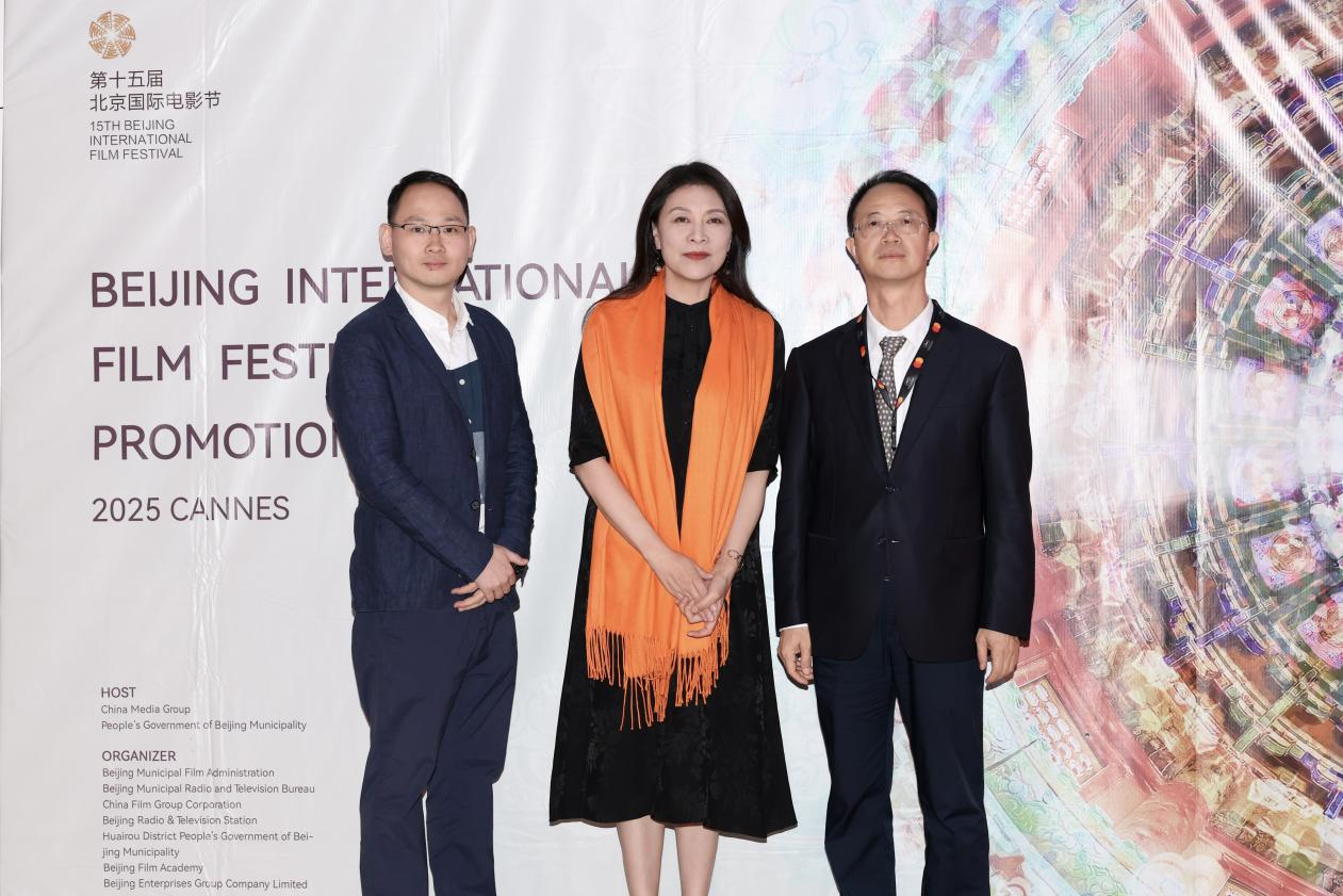 余俊生（右一）與《走走停?！穼а蔟堬w（左一）、演員岳紅（左二）合影。主辦方供圖