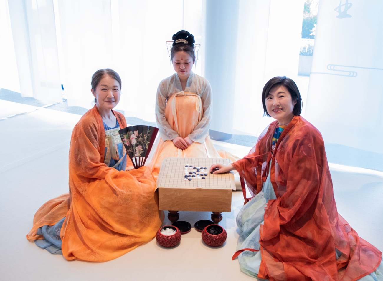 日本客人體驗(yàn)漢服。中國駐大阪旅游辦事處供圖