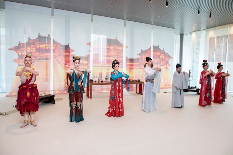 眾人行唐代插手禮。中國駐大阪旅游辦事處供圖