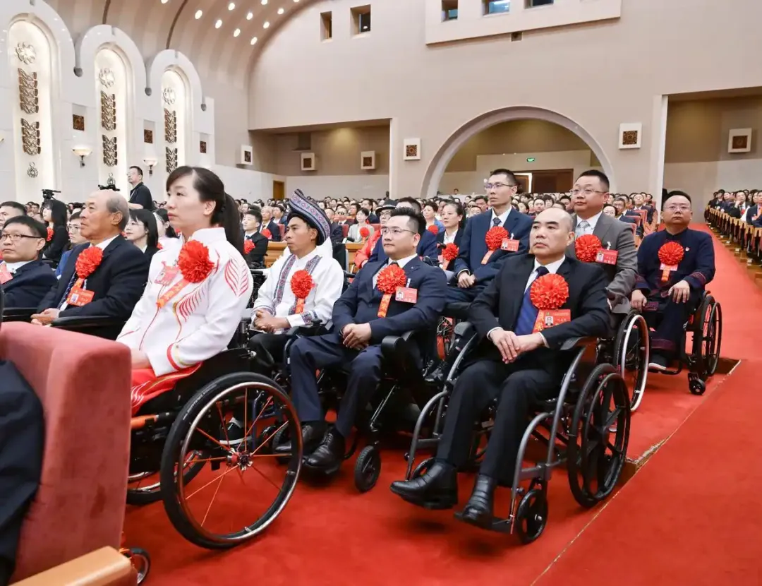 2025年5月16日，第七次全國(guó)自強(qiáng)模范暨助殘先進(jìn)表彰大會(huì)在北京召開(kāi)。大會(huì)表彰了200名“全國(guó)自強(qiáng)模范”、200個(gè)“全國(guó)殘疾人工作先進(jìn)集體”和60名“全國(guó)殘疾人工作先進(jìn)個(gè)人”。