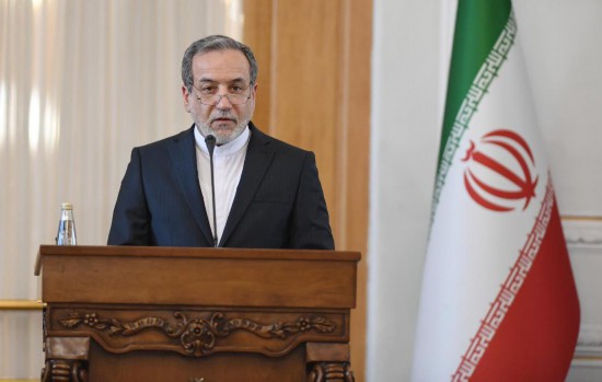 2月25日，在伊朗德黑蘭，伊朗外交部長阿拉格齊出席聯(lián)合新聞發(fā)布會。新華社記者沙達提攝