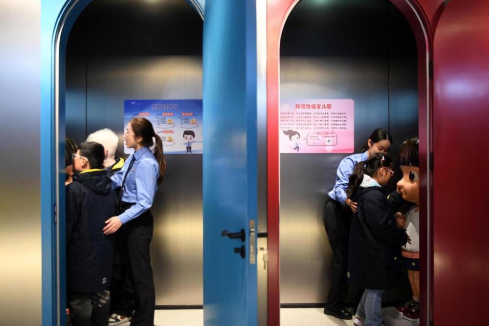 2025年4月2日，殘障兒童在無(wú)障礙青少年法治教育基地體驗(yàn)。