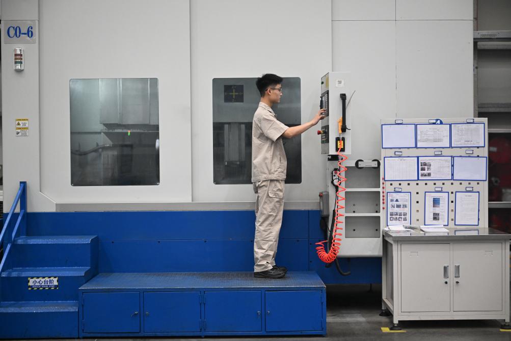 近日，工人在洛陽軸承集團股份有限公司的智能生產(chǎn)線上作業(yè)。新華社記者 李嘉南 攝