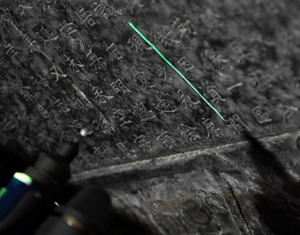 2025年4月9日，龍門石窟研究院工作人員在古陽洞使用關節(jié)臂掃描儀對《龍門二十品》之一進行數字化掃描。新華社記者 李嘉南 攝