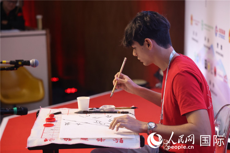 2025年“漢語橋”巴西賽區(qū)決賽的“才藝展示”環(huán)節(jié)，一名參賽者正在繪畫。人民網(wǎng)記者 時元皓攝