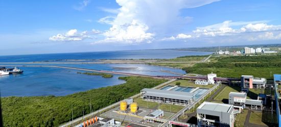 這是5月18日拍攝的紅樹林環(huán)繞的爪哇7號燃煤電站。記者 曹凱 攝