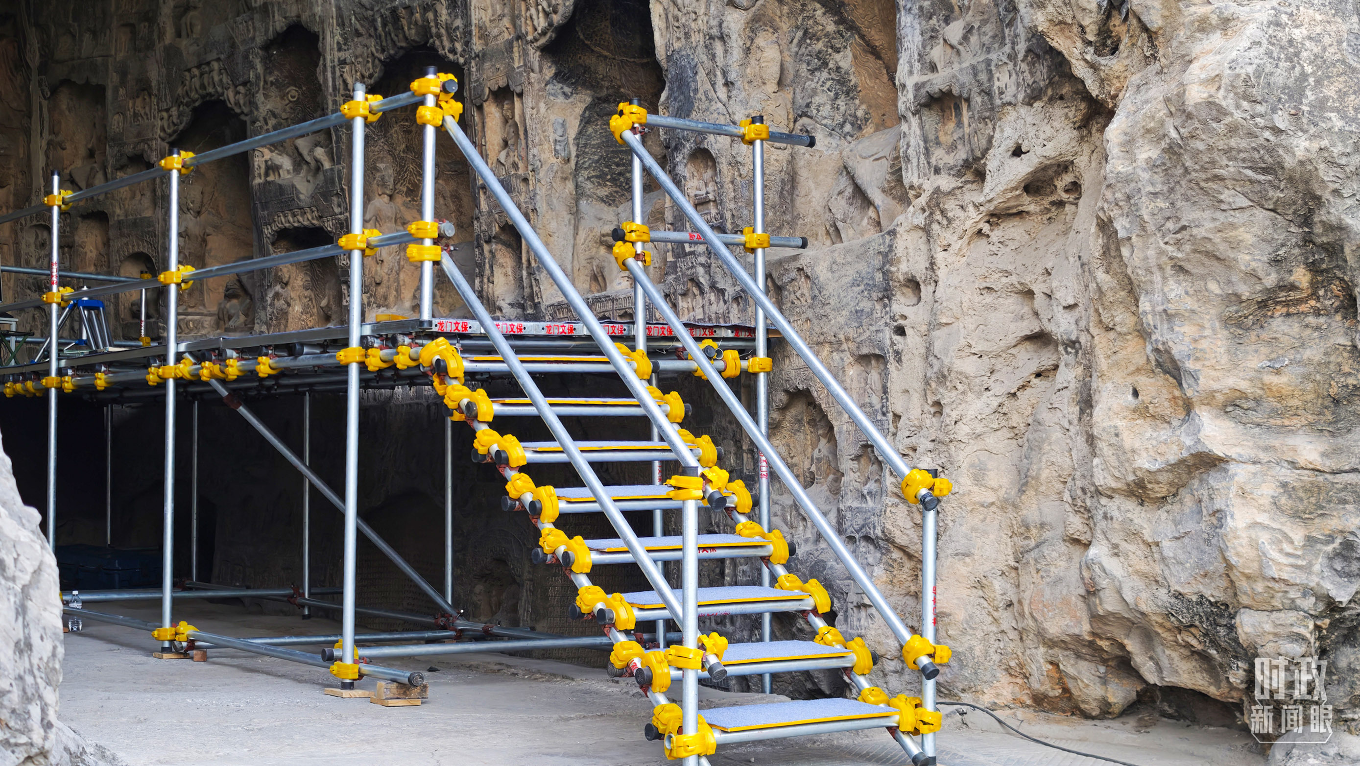 △龍門石窟古陽洞文物修護(hù)現(xiàn)場。（總臺央廣記者潘毅拍攝）