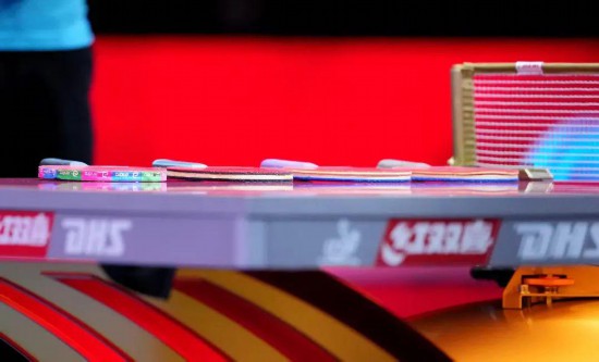 王楚欽的球拍為最右側(cè)那支。