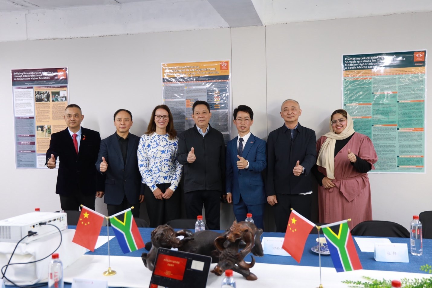 四川省副省長楊興平及代表團(tuán)與《補(bǔ)充醫(yī)學(xué)：教育與研究》雜志社團(tuán)隊合影。非洲中醫(yī)及針灸中心供圖