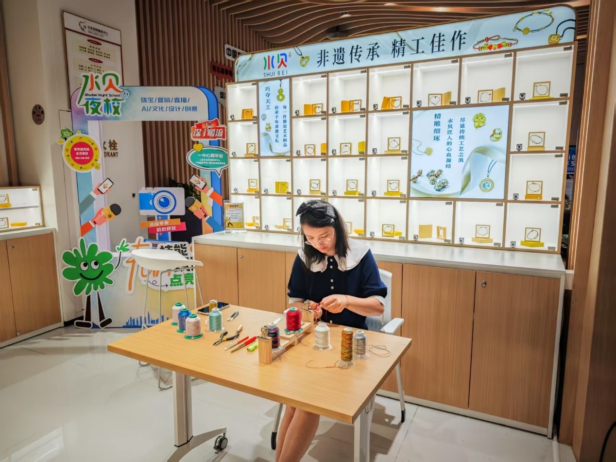 水貝夜校學員正在展示手工編繩過程。人民網 肖聰聰攝