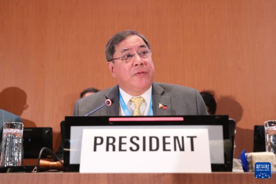 5月20日，在瑞士日內(nèi)瓦，第78屆世界衛(wèi)生大會(huì)主席赫爾博薩宣布審議通過“大流行協(xié)定”。新華社記者 杜哲宇 攝