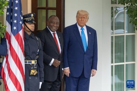 5月21日，美國(guó)總統(tǒng)特朗普（右）在華盛頓白宮迎接到訪的南非總統(tǒng)拉馬福薩（中）。新華社記者 胡友松 攝
