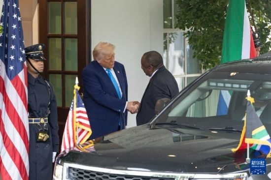5月21日，美國(guó)總統(tǒng)特朗普（左二）在華盛頓白宮迎接到訪的南非總統(tǒng)拉馬福薩。新華社記者 胡友松 攝
