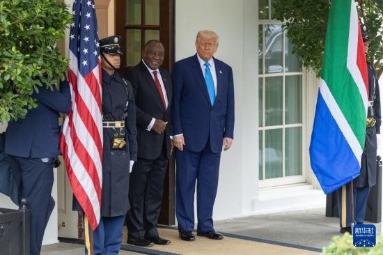 5月21日，美國(guó)總統(tǒng)特朗普（右二）在華盛頓白宮迎接到訪的南非總統(tǒng)拉馬福薩（右三）。新華社記者 胡友松 攝