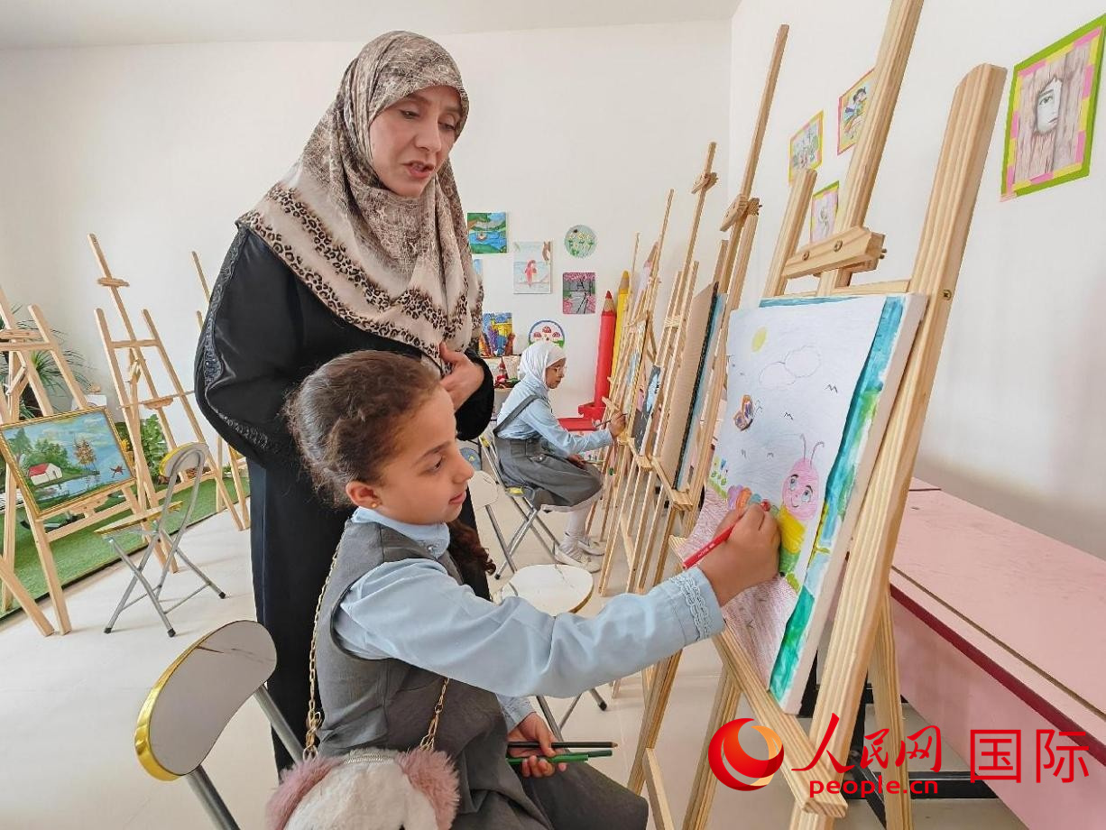 阿爾穆塔?阿里卡特國際學校的學生在美術室上課。人民網(wǎng)記者 管克江攝