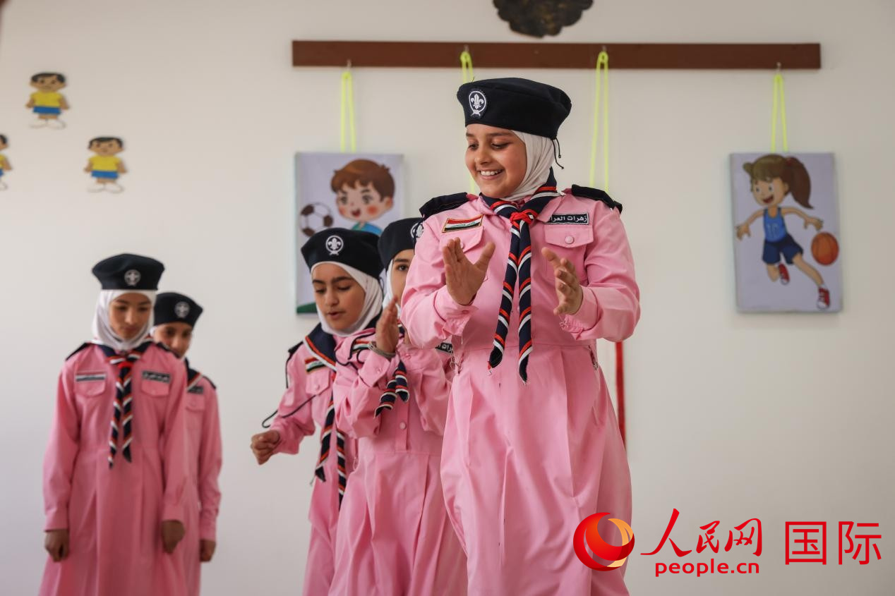 阿爾穆塔?阿里卡特國際學校的學生在展示課間活動。人民網(wǎng)記者 薛丹攝