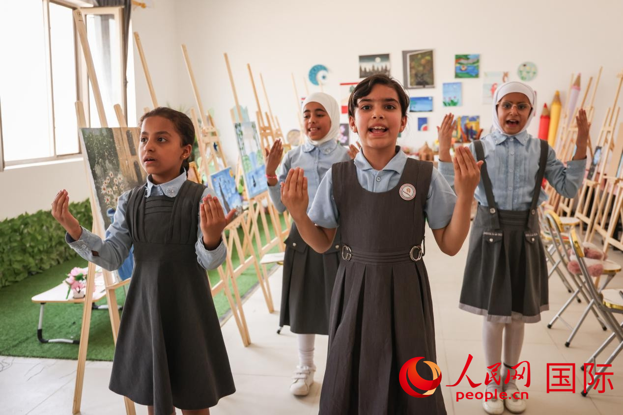 阿爾穆塔?阿里卡特國際學校的學生表演舞蹈。人民網(wǎng)記者 薛丹攝