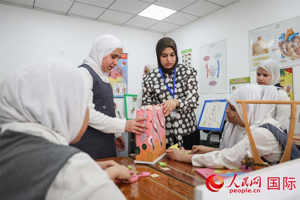 圖為阿爾·圖拉女子學(xué)校學(xué)生在上生物課。人民網(wǎng)記者 薛丹攝