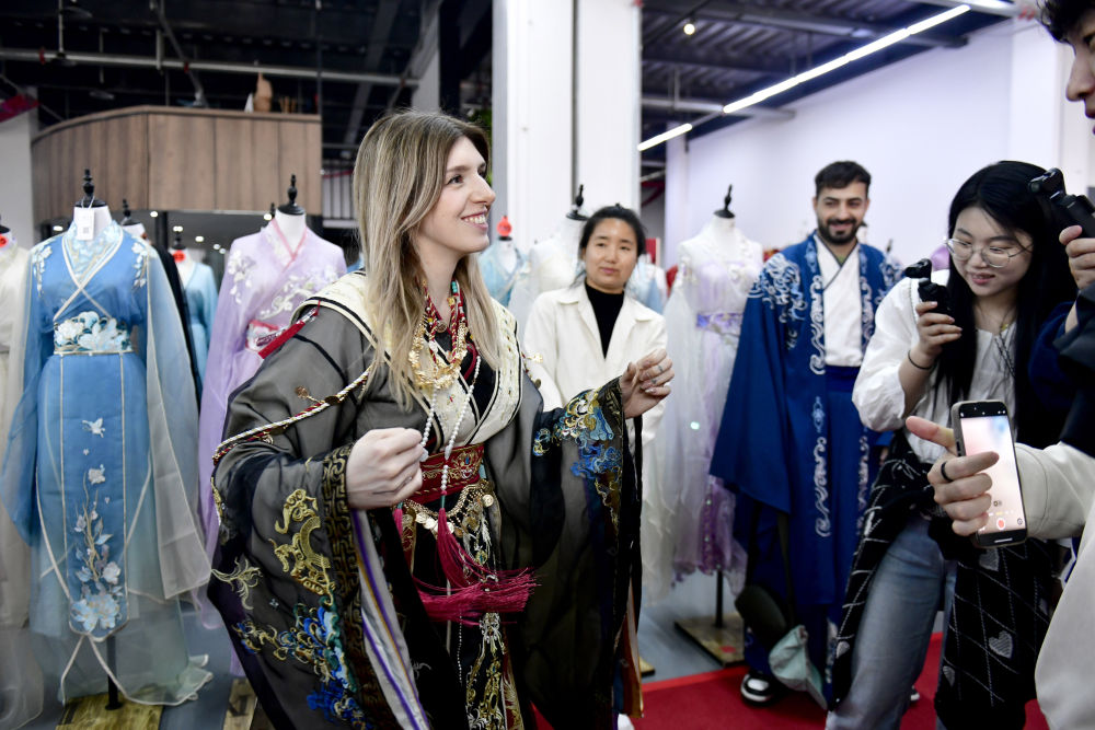 2025年4月8日，參加曹縣漢服文化節(jié)的意大利嘉賓卡米拉在試穿漢服。新華社記者郭緒雷 攝