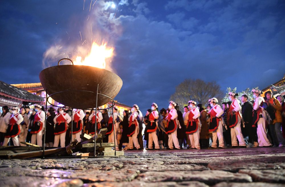 2025年1月11日，游客和居民在麗江古城打跳游玩。（趙慶祖攝）