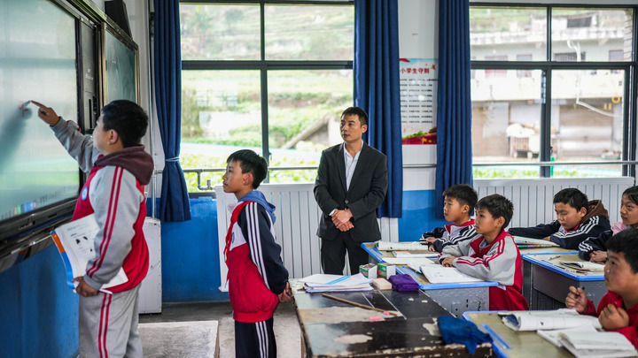 2024年11月21日，在地處烏蒙山區(qū)的貴州省六盤水市水城區(qū)亮巖小學，學生在供暖的教室內(nèi)學習。新華社記者 陶亮 攝