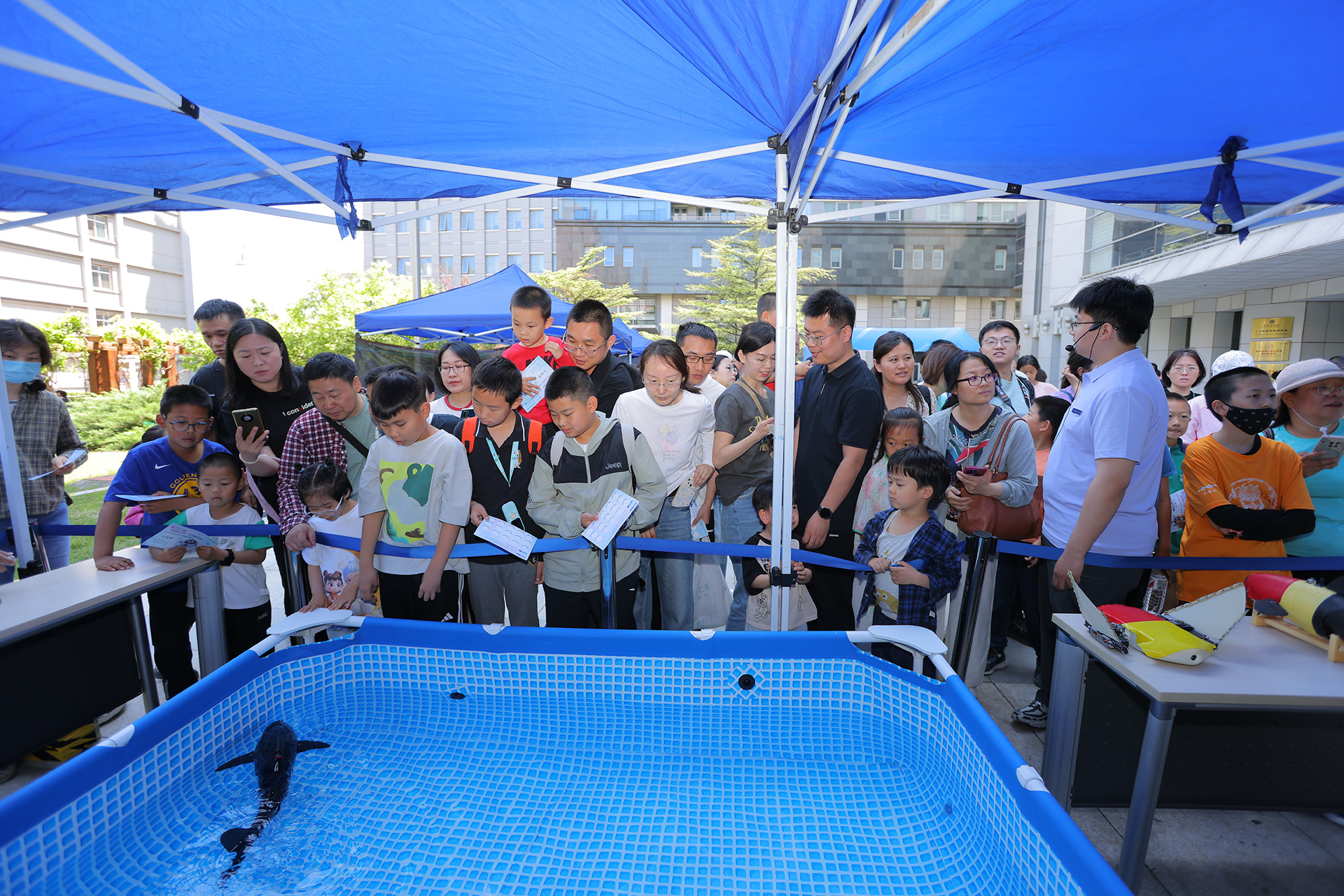 水下仿生機器魚在活動現(xiàn)場大受歡迎。中國科學(xué)院自動化研究所供圖