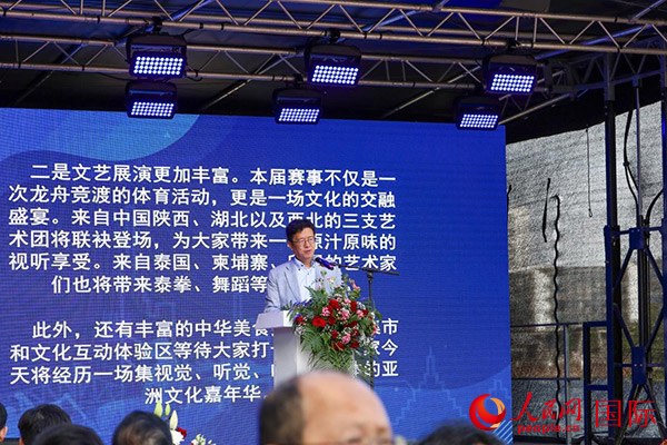 中國(guó)駐法蘭克?？傤I(lǐng)事黃昳揚(yáng)在致辭中對(duì)龍舟賽表示熱烈祝賀。人民網(wǎng) 依琳攝