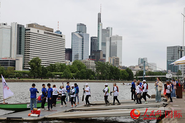 來自美國(guó)的快樂龍舟隊(duì)選手們正在登船準(zhǔn)備參賽。人民網(wǎng)記者 劉仲華攝