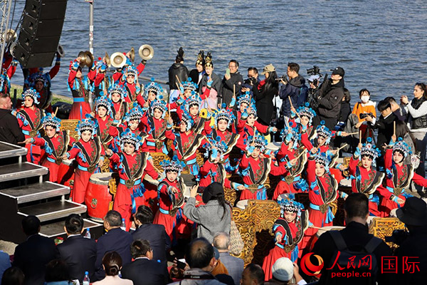 龍舟賽開幕式上，《楊家將戰(zhàn)鼓》演奏引爆全場(chǎng)。人民網(wǎng) 依琳攝