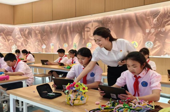 龍崗一小學生正在學習“發(fā)現(xiàn)石刻之美”華蔓花冠課程。