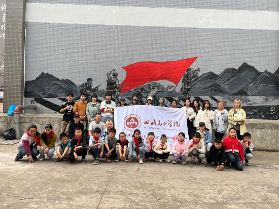 “行動(dòng)中的課堂：探尋茶馬古道紅色印記”工作坊與當(dāng)?shù)匦W(xué)生共同創(chuàng)作主題壁畫。