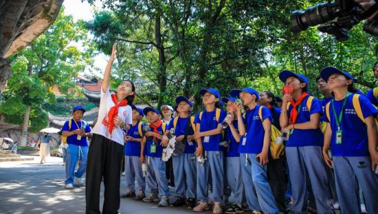 石刻小導游稅明潔為西藏小朋友志愿解說。