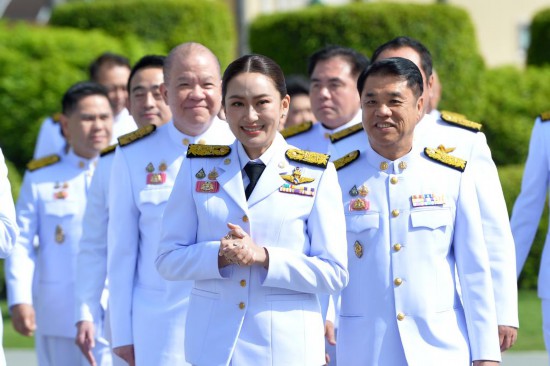 2024年9月7日，泰國總理佩通坦·欽那瓦（前中）及新一屆內閣成員在位于首都曼谷的總理府與媒體見面。新華社發(fā)（拉亨攝）