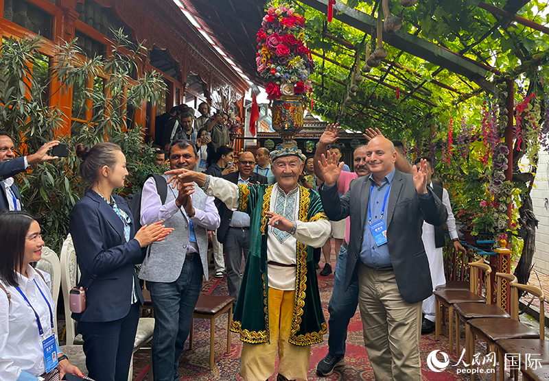 5月24日，外國(guó)媒體人在伊寧市喀贊其民俗旅游區(qū)參觀體驗(yàn)。 人民網(wǎng)記者 翟轉(zhuǎn)麗攝