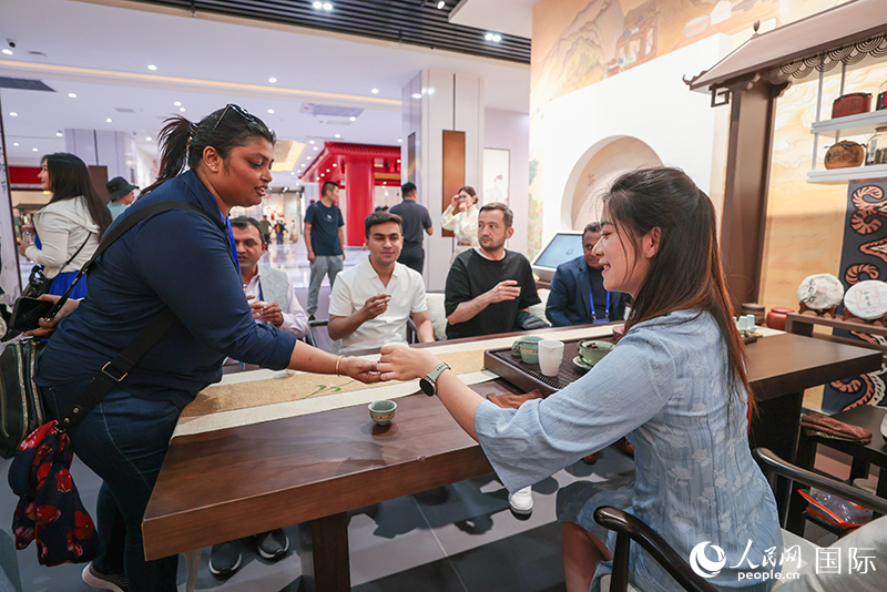 5月25日，外國(guó)媒體人在霍爾果斯國(guó)際邊境合作中心中國(guó)文化館參觀。人民網(wǎng)記者 張武軍攝