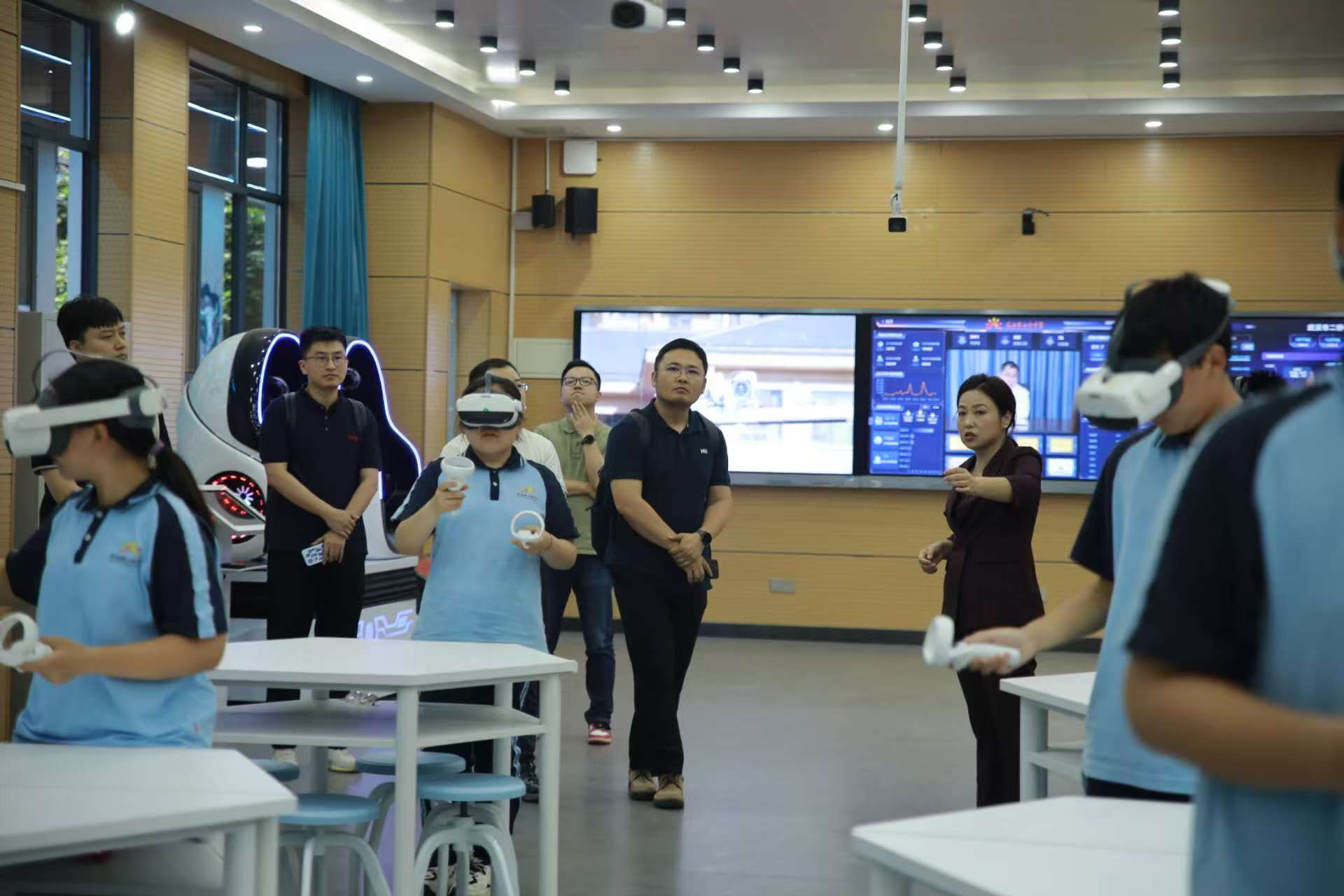 二橋中學(xué)學(xué)生在應(yīng)用VR設(shè)備學(xué)習(xí)。主辦方供圖