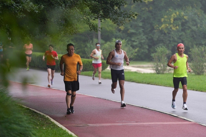 2024年7月14日，市民在北京中軸線延長線上的奧林匹克森林公園運動鍛煉。
