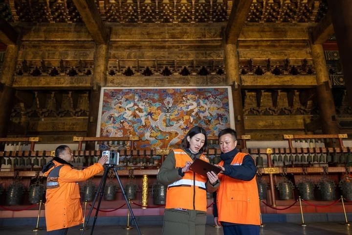 北京市測繪設(shè)計研究院團隊在太廟測繪（2023年2月19日攝）。2020年9月起，北京市測繪設(shè)計研究院的技術(shù)團隊開展了北京中軸線遺產(chǎn)點實地測繪，從文物保護、環(huán)境整治、文物騰退等方面為北京中軸線申遺提供空間數(shù)據(jù)底板。