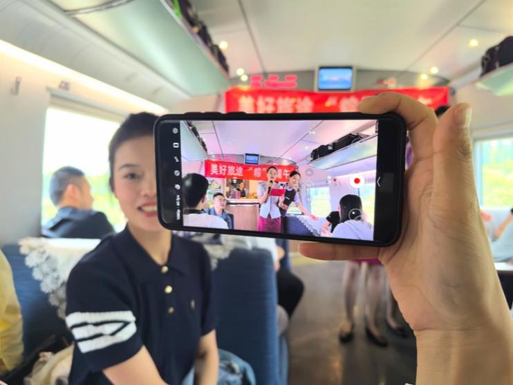 在活動中，旅客紛紛舉起手機(jī)拍攝。顏笑攝