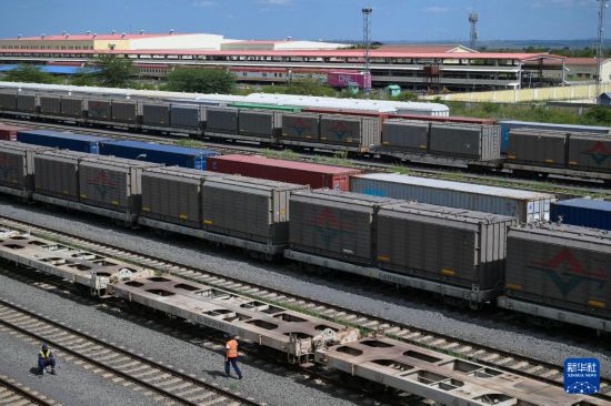 5月31日，在蒙內(nèi)鐵路內(nèi)羅畢站到發(fā)場(chǎng)，鐵路工人在鐵道旁巡檢。新華社記者 楊光 攝