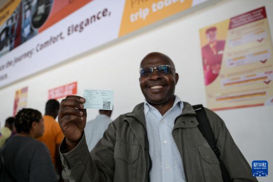 5月31日，在蒙內(nèi)鐵路內(nèi)羅畢站，一名前往蒙巴薩的乘客展示車票。新華社記者 楊光 攝